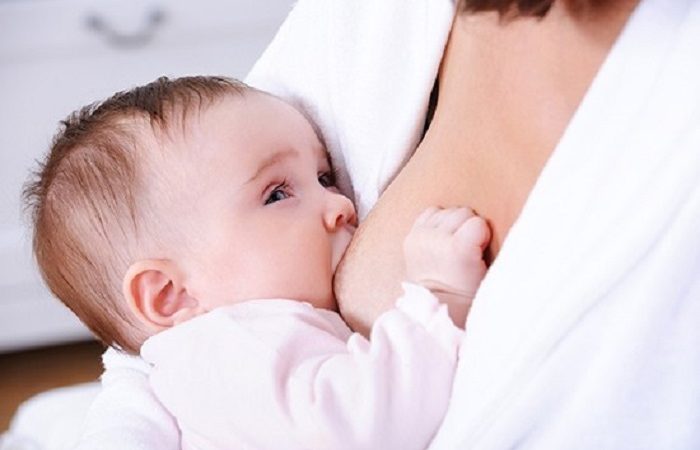 Trẻ sơ sinh đột nhiên bú ít ngủ nhiều có sao không?